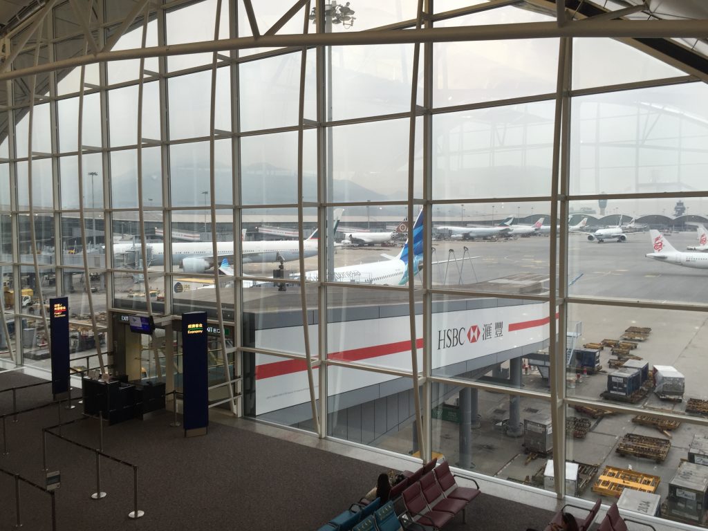 Płyta lotniska w Hong Kongu widoczna z hali odlotów