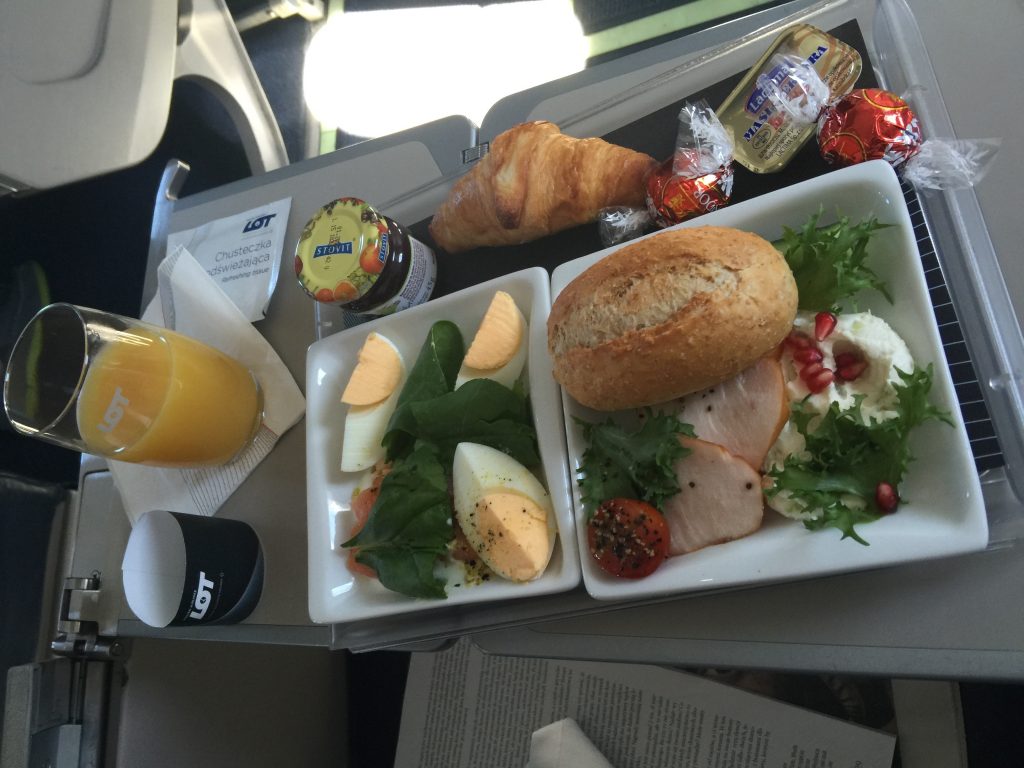Śniadanie w klasie biznes na pokładzie Dash Q400