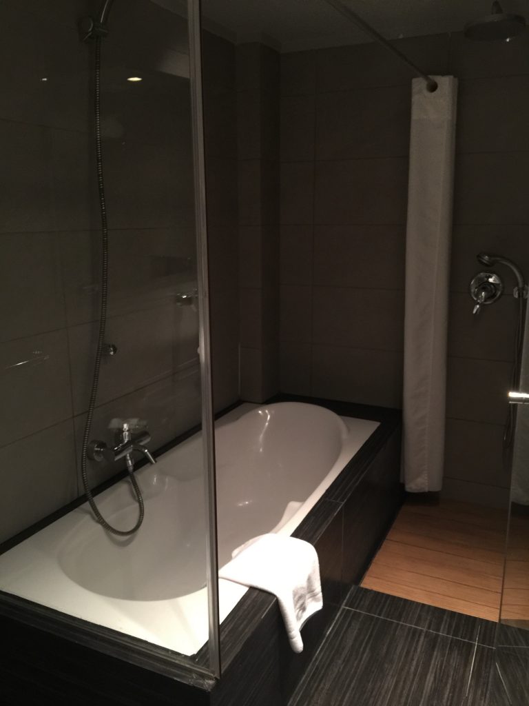 RadissonBlu Park, Ateny: łazienka w pokoju klasy biznes
