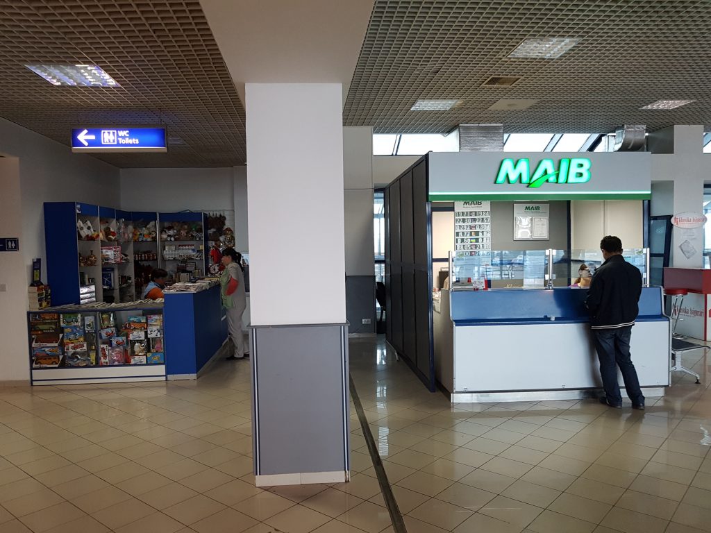 Kiosk (po lewej) w hali odlotów