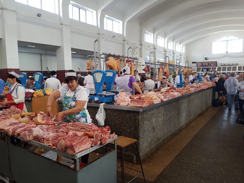 Kiszyniów - mięso i wędliny na bazarze