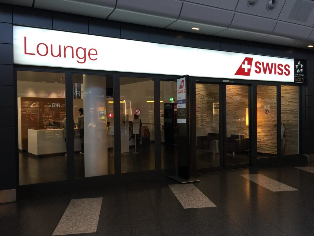 Wejście do SWISS Senator Lounge w Zurichu