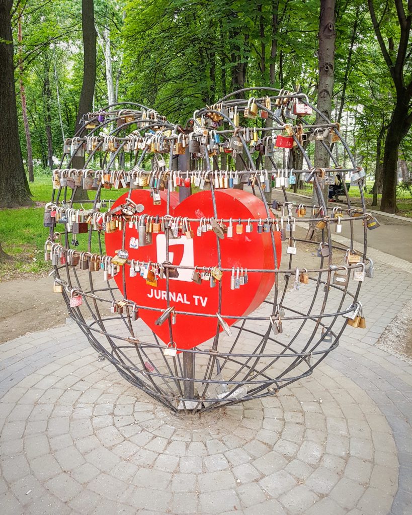 Kiszyniów - Serce w Parku Katedralnym