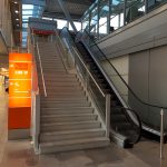 LOT Polonez Lounge Warszawa - schody na piętro, do saloniku