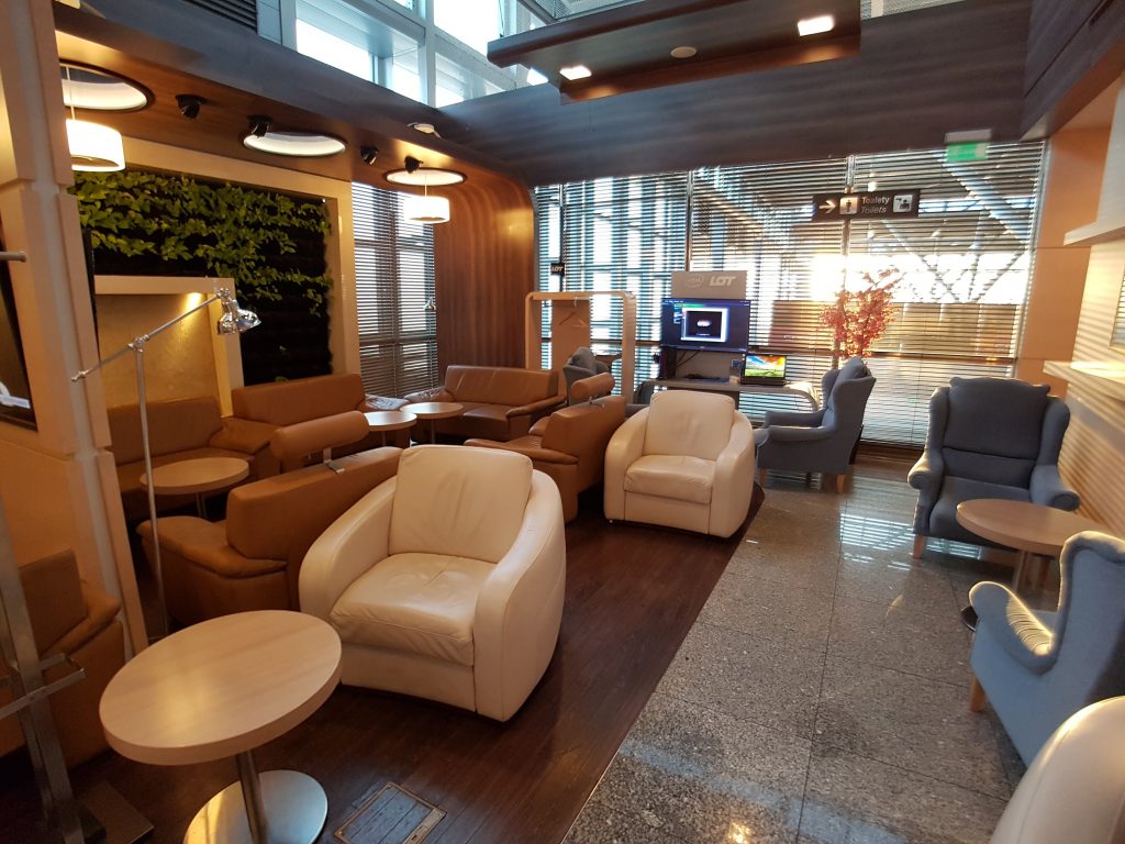 LOT Polonez Lounge Warszawa - kanapy i konsola do gier