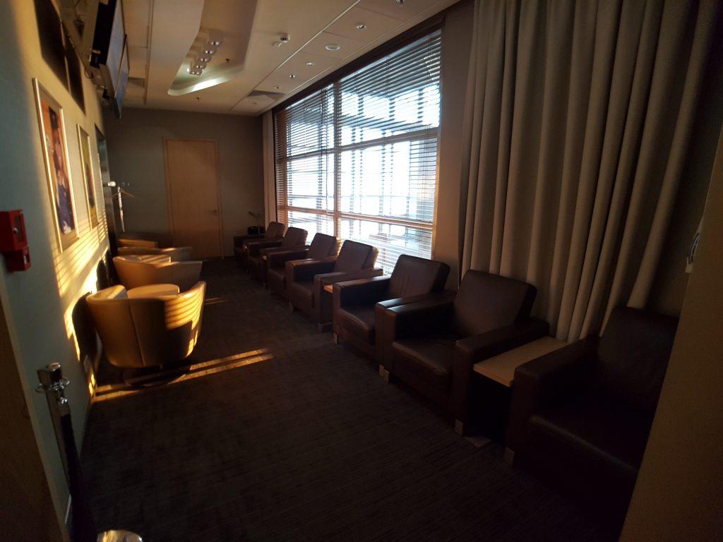 LOT Elite Club Lounge Warszawa - sala z widokiem na check-in