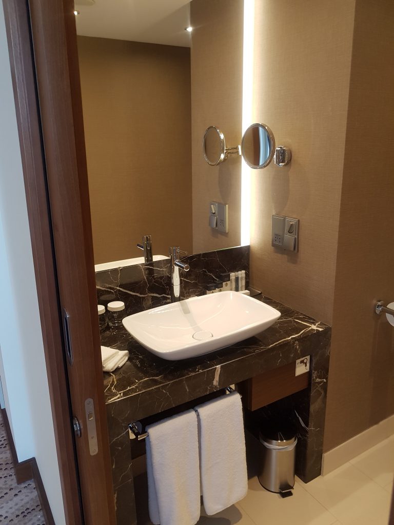 DoubleTree by Hilton, Warszawa: Toaleta w apartamencie