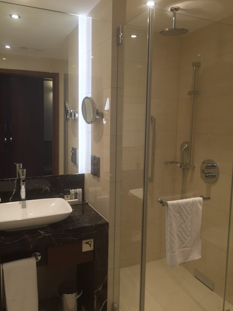 DoubleTree by Hilton, Warszawa: Łazienka w apartamencie