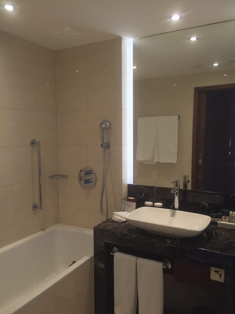 DoubleTree by Hilton, Warszawa: Łazienka w apartamencie