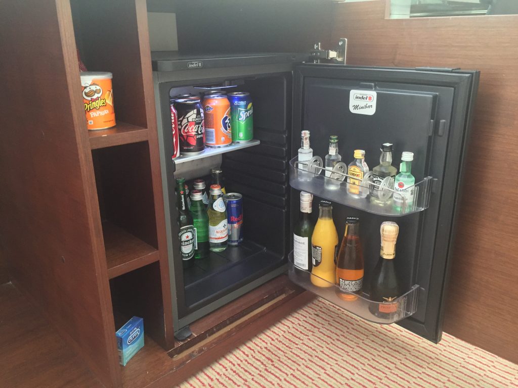 Hilton Warsaw Hotel and Convention Centre, Warszawa - Pokój Executive Plus - minibar