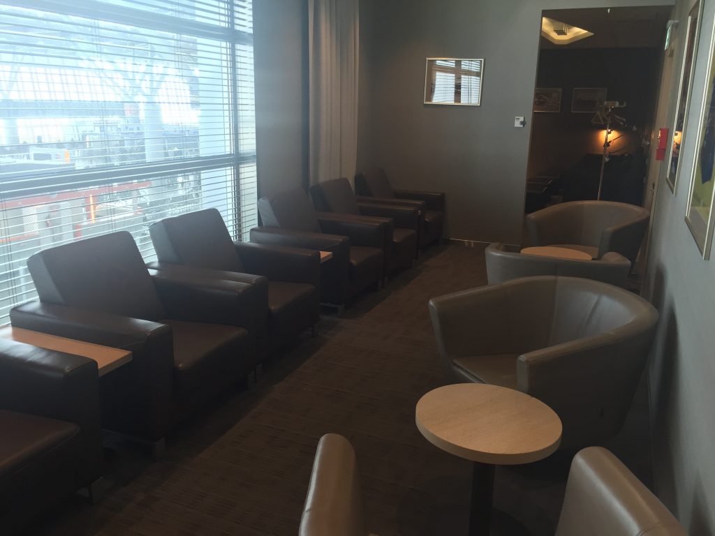 LOT Elite Club Lounge Warszawa - sala z widokiem na check-in