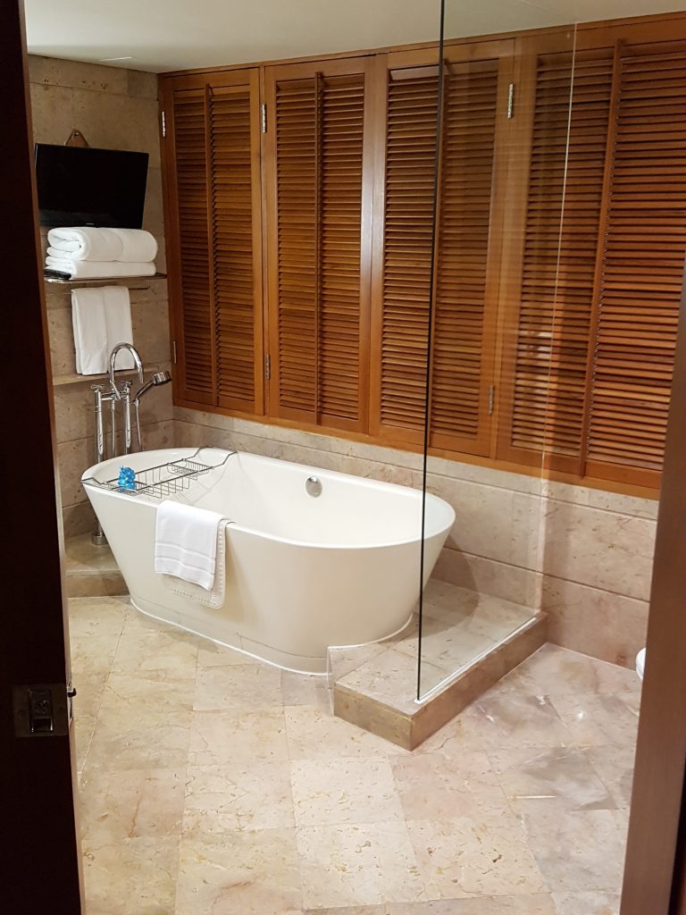 Conrad Bangkok, Bangkok - narożny apartament - łazienka