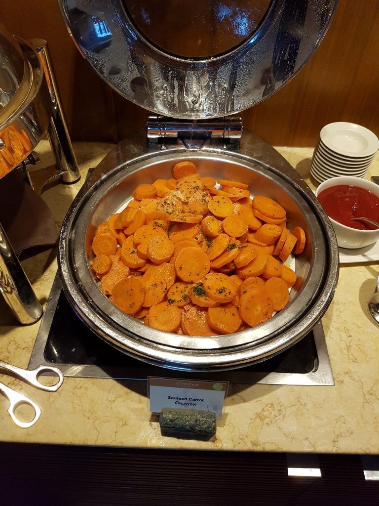 Conrad Bangkok, Bangkok - executive lounge - śniadanie - podsmażana marchewka