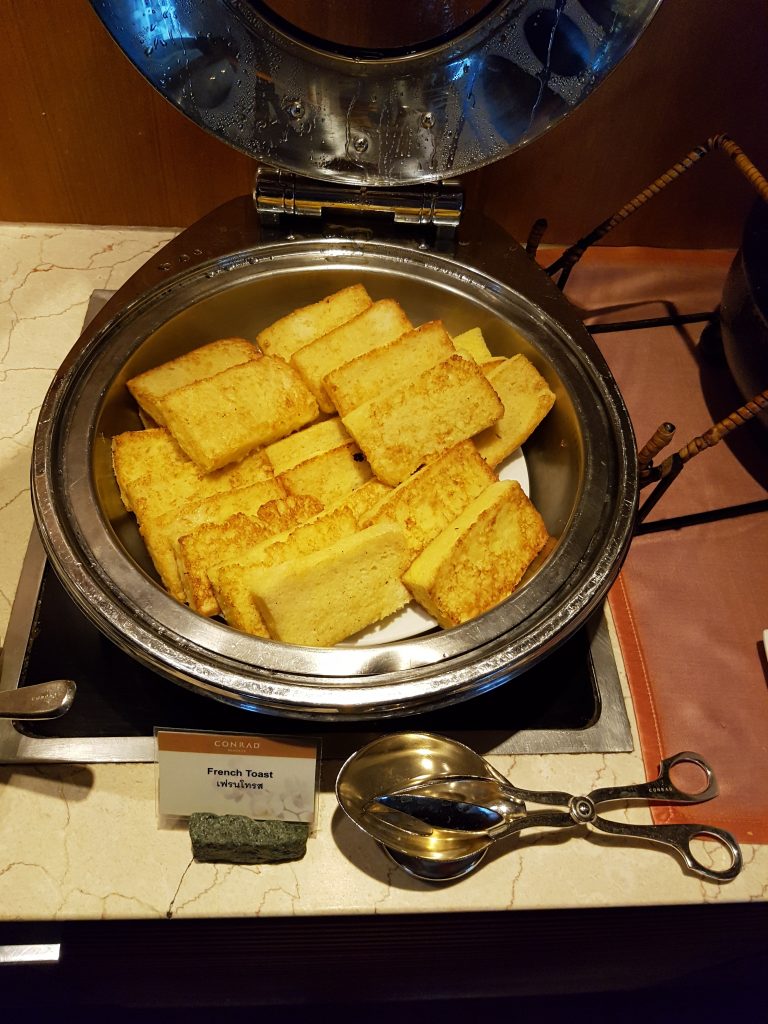 Conrad Bangkok, Bangkok - executive lounge - śniadanie - francuskie tosty