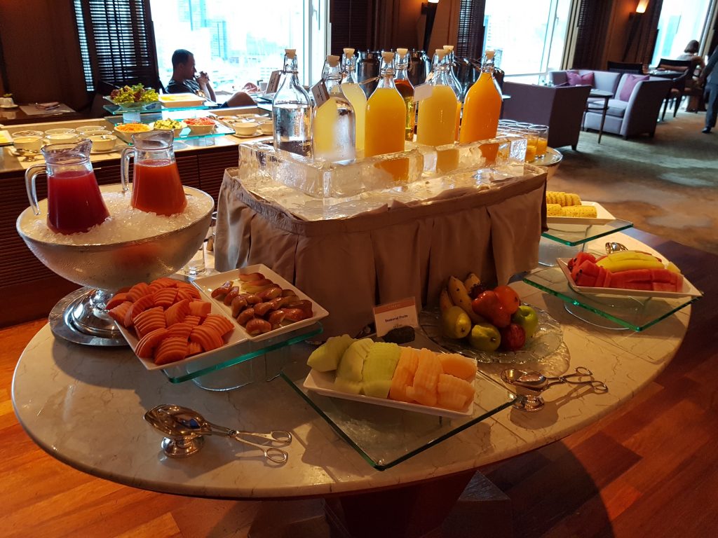 Conrad Bangkok, Bangkok - executive lounge - śniadanie - owoce i soki