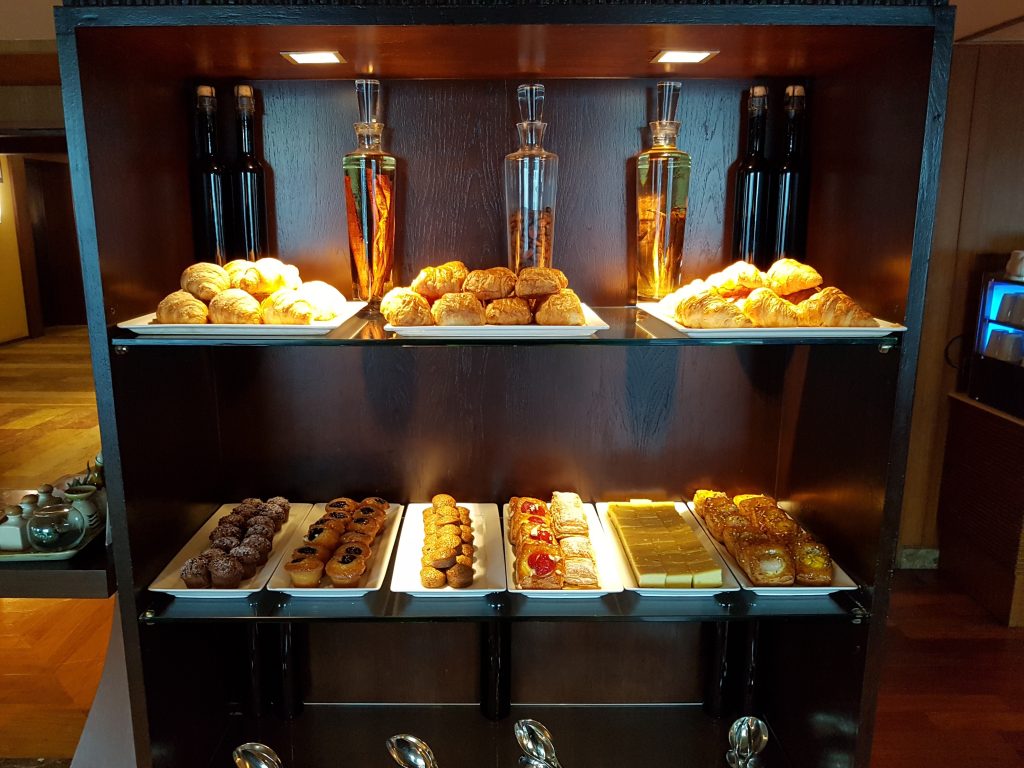 Conrad Bangkok, Bangkok - executive lounge - śniadanie - pieczywo i wypieki