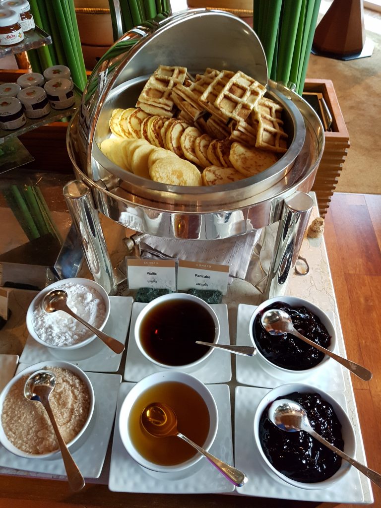 Conrad Bangkok, Bangkok - executive lounge - śniadanie - gofry i naleśniki