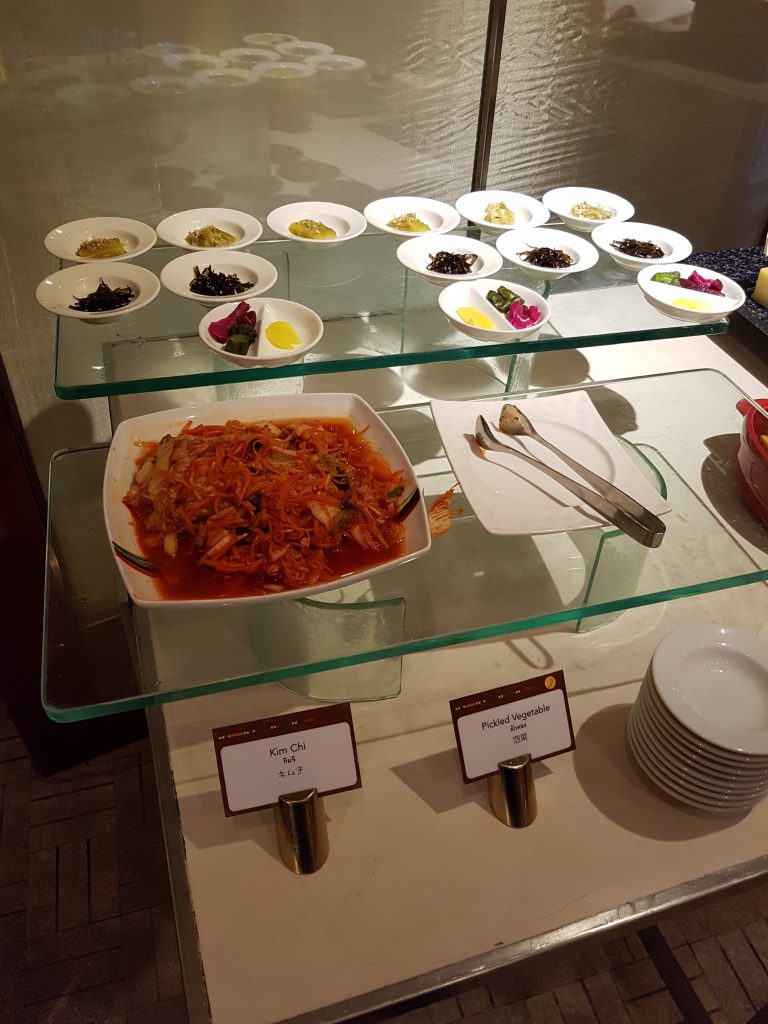 Conrad Bangkok, Bangkok - restauracja CAFÉ@2 - śniadanie - kimchi i piklowane warzywa