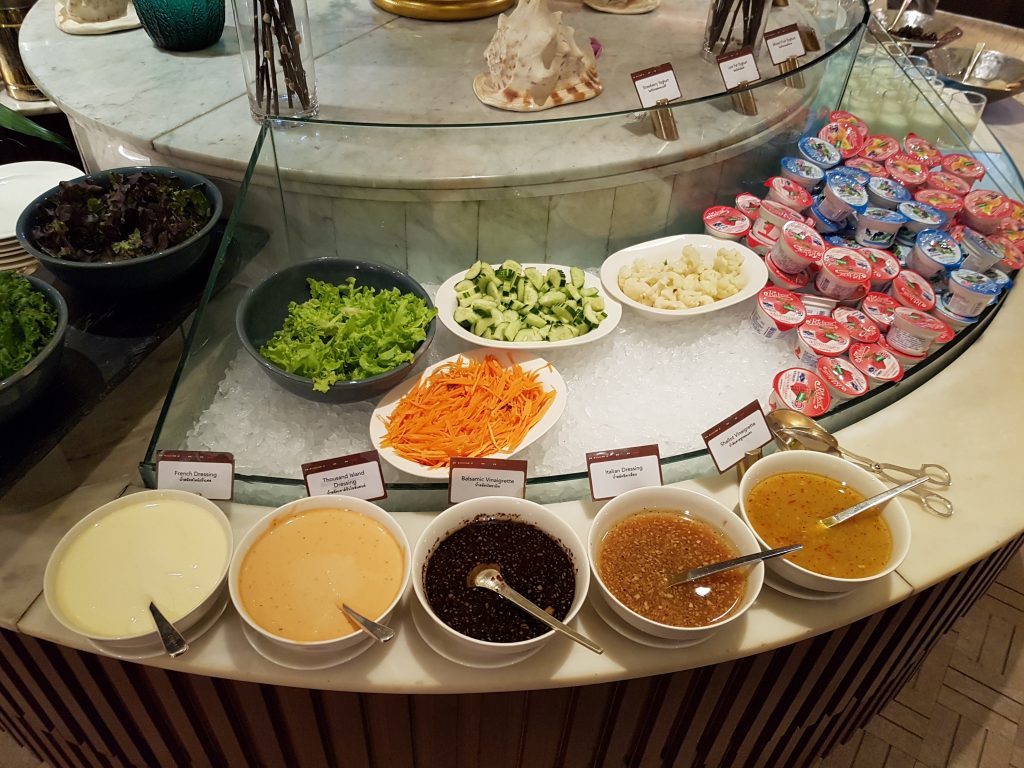 Conrad Bangkok, Bangkok - restauracja CAFÉ@2 - śniadanie - sałatki, sosy sałatkowe, jogurty