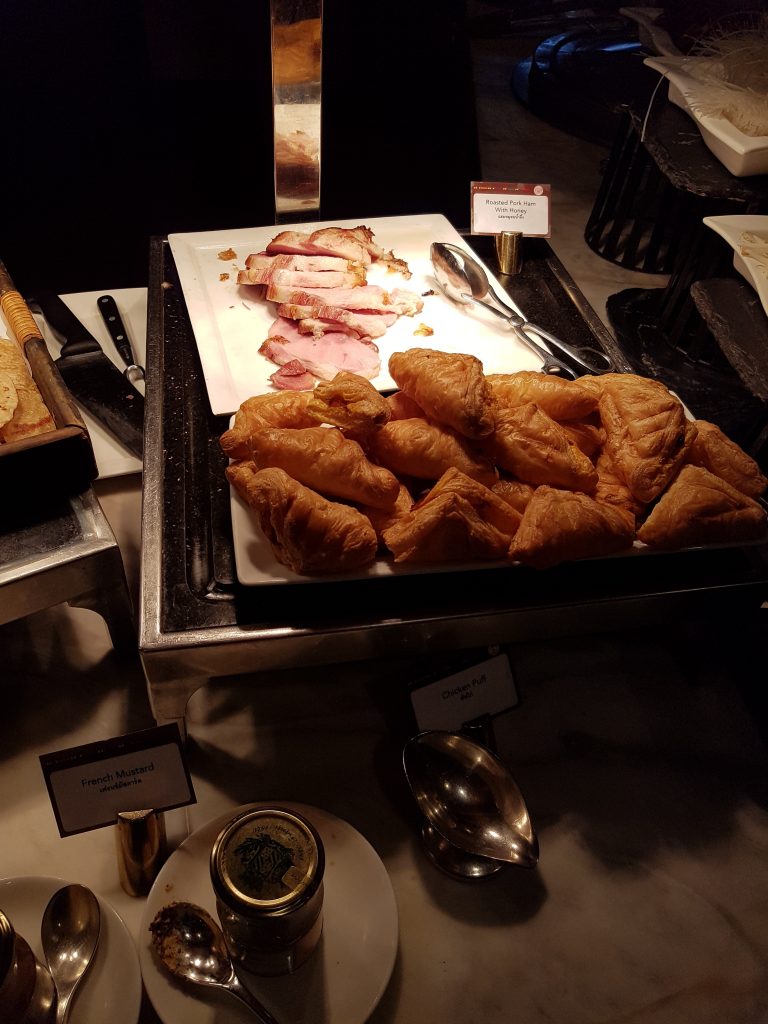 Conrad Bangkok, Bangkok - restauracja CAFÉ@2 - śniadanie - pieczona szynka wieprzowa, croisanty