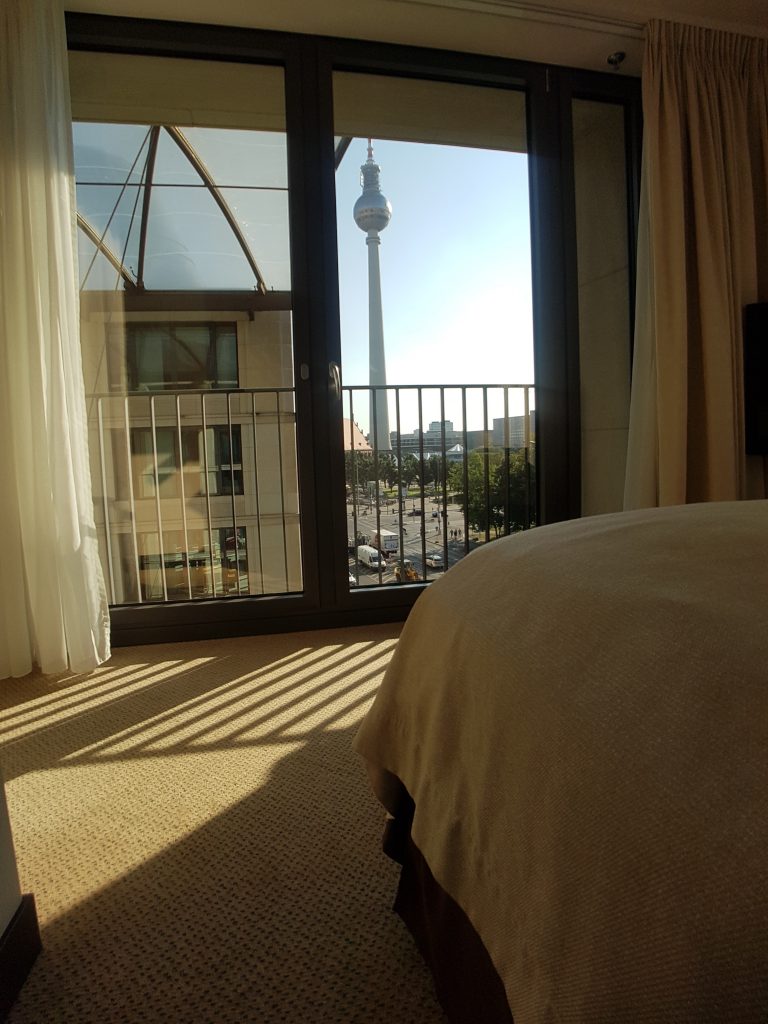Radisson Blu, Berlin - apartament 5169 - sypialnia - widok - Wieża Telewizyjna