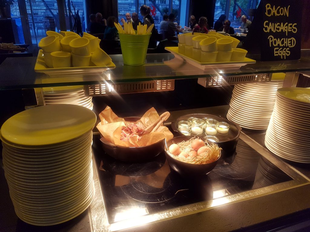 Radisson Blu, Berlin - śniadanie - jajka i bekon