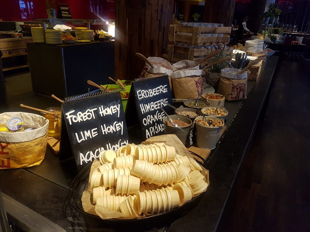 Radisson Blu, Berlin - śniadanie - muesli, dżemy, orzechy 