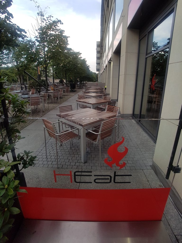 Radisson Blu, Berlin - śniadnaie - restauracja HEat - stoliki nad Sprewą