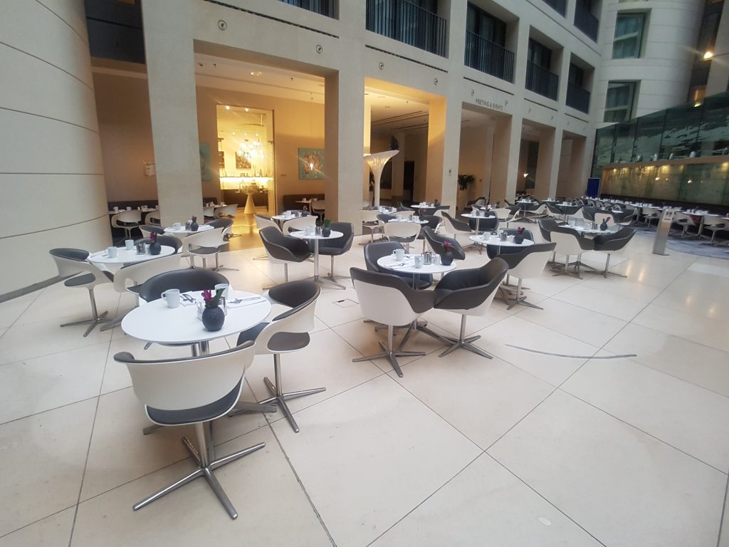 Radisson Blu, Berlin - śniadnaie - stoliki w atrium