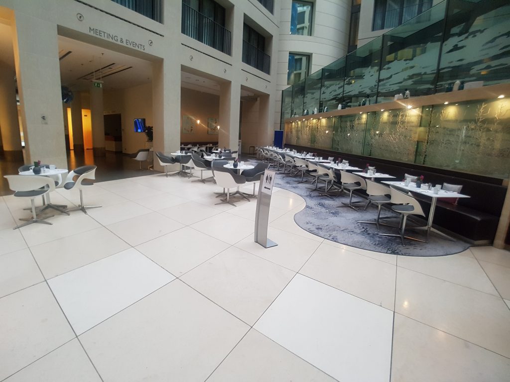 Radisson Blu, Berlin - śniadnaie - stoliki w atrium