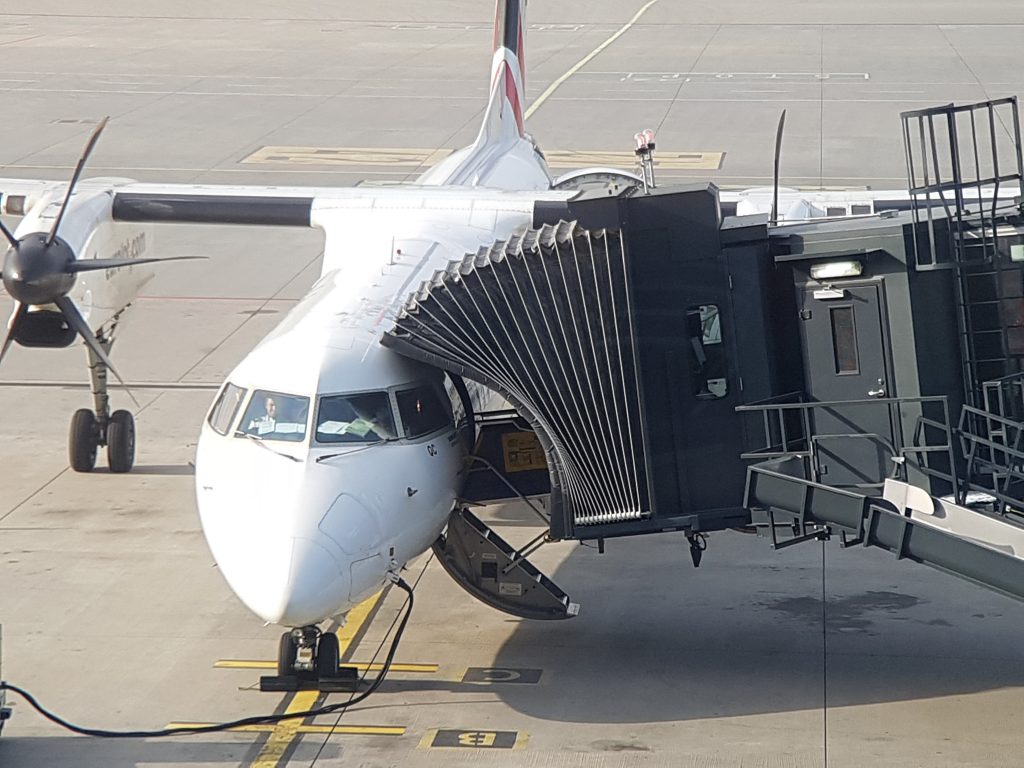 Dash Q400 przy rękawie na lotnisku w Gdańsku