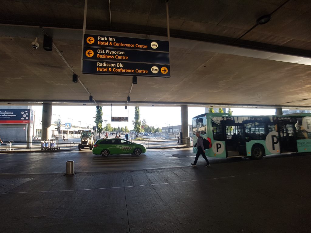 Lotnisko Oslo Gardermoen (OSL) - oznakowanie (Radisson Blu Oslo Airport, Oslo)