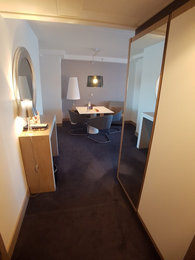 Radisson Blu Oslo Airport, Oslo - apartament 6210 - przedpokój