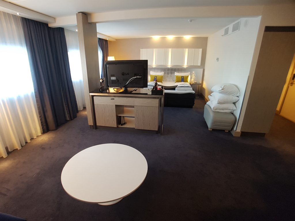 Radisson Blu Oslo Airport, Oslo - apartament 6210 - widok na sypialnie