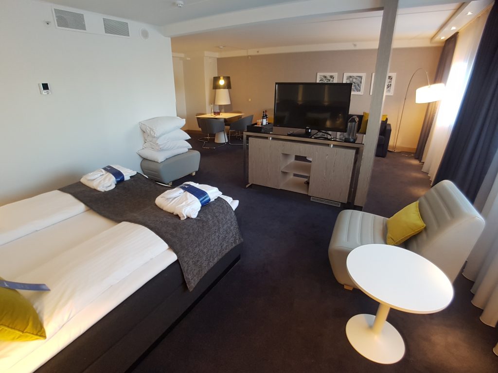 Radisson Blu Oslo Airport, Oslo - apartament 6210 - widok z sypialni