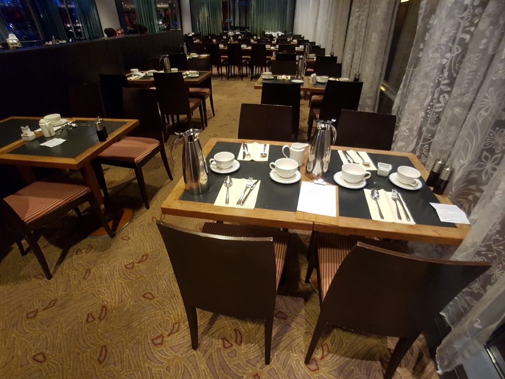 Radisson Blu Oslo Airport, Oslo - restauracja, stoliki