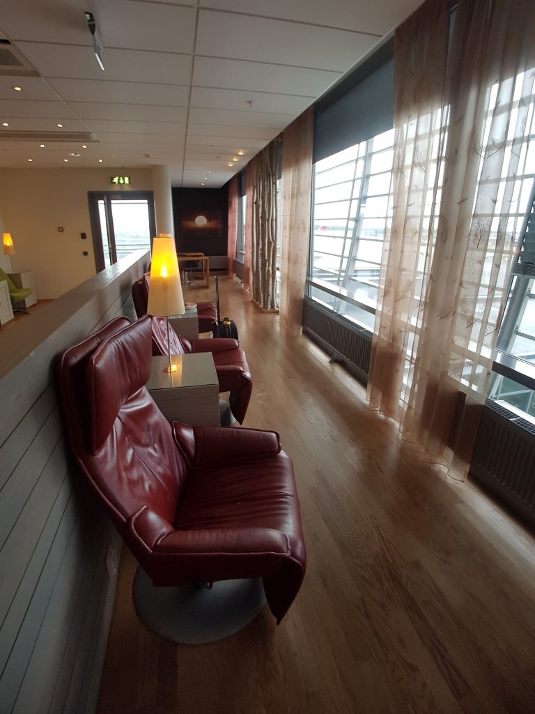 Salonik biznesowy OSL Lounge, Oslo - miejsca siedzące z widokiem na fragment płyty