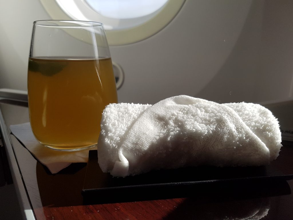 Klasa Biznes Qatar Airways B787 Dreamliner – gorący ręczniczek i welcome drink