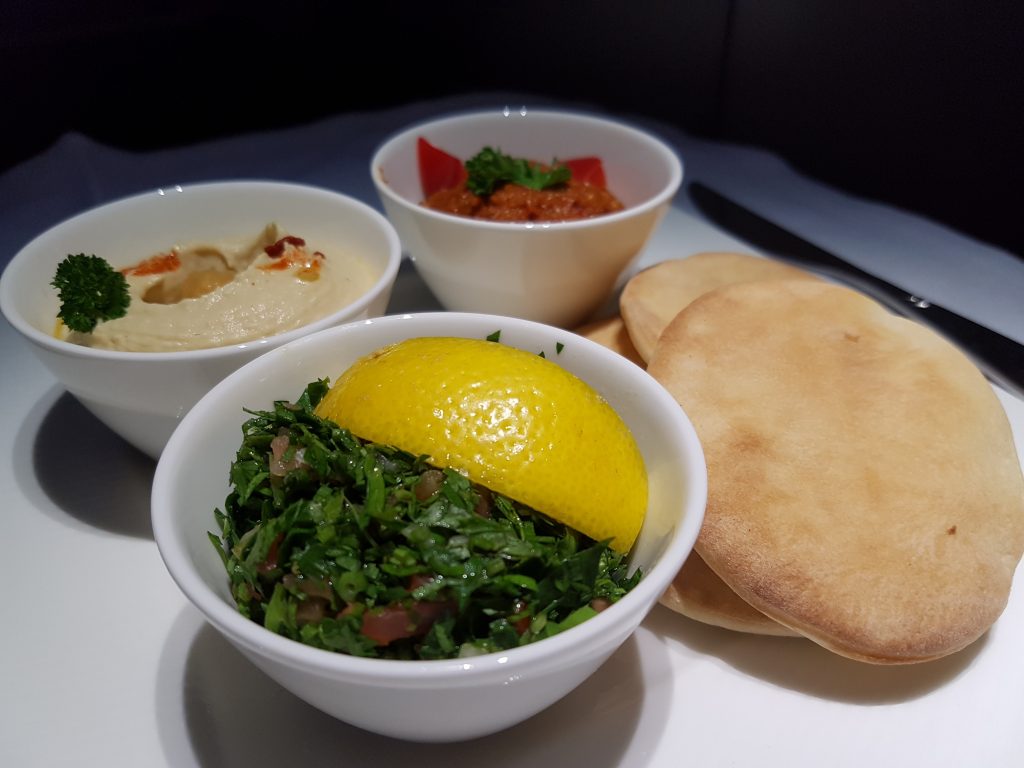 Qatar Airways A380 - Arabic Mezze (humus, tabbouleh, muhammara, arabskie pieczywo)