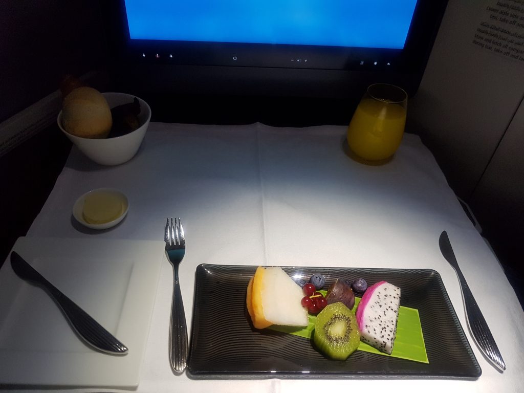 Qatar Airways A380 - śniadanie kontynentalne (talerz świeżych owoców)