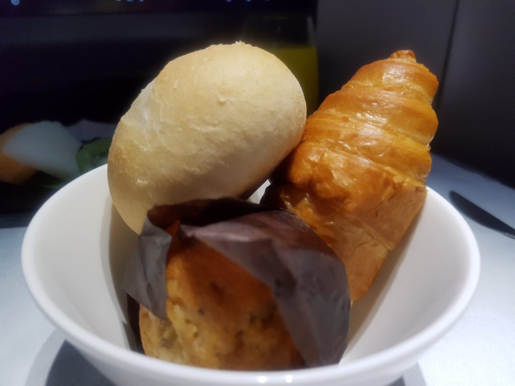 Qatar Airways A380 - śniadanie kontynentalne (ciepły croissant i muffin)
