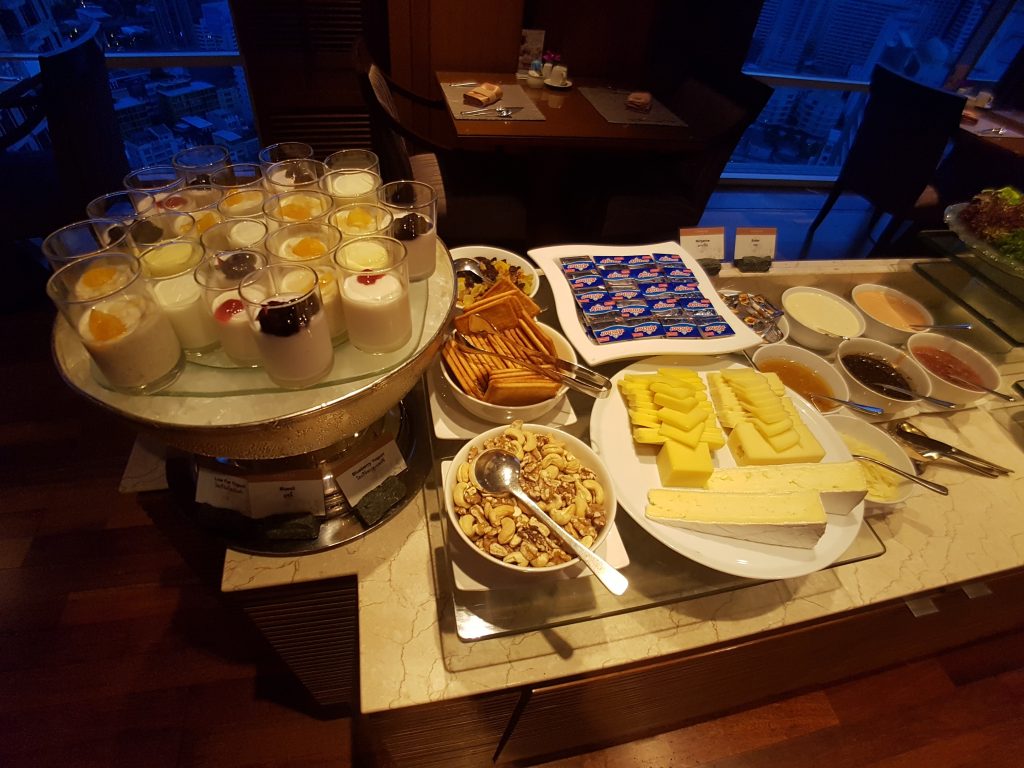 Conrad Bangkok, Bangkok - executive lounge - śniadanie - jogurty, sery, dżemy miody