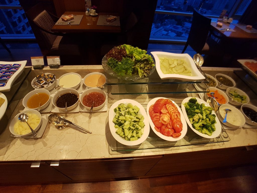 Conrad Bangkok, Bangkok - executive lounge - śniadanie - warzywa sałatkowe