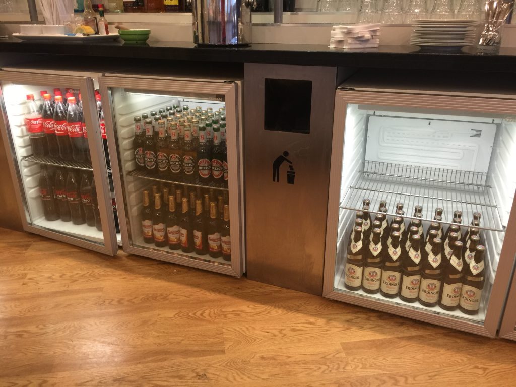 British Airways Terrace Lounge, Berlin Tegel - wybór napojów zimnych i piwo