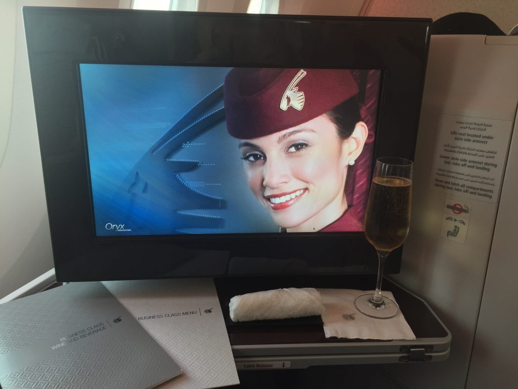 Klasa Biznes Qatar Airways B787 Dreamliner – welcome drink i menu wraz z listą win