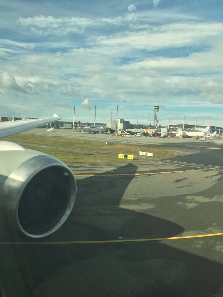 Klasa Biznes Qatar Airways B787 Dreamliner – kołowanie do progu pasa startowego na lotnisku w Oslo
