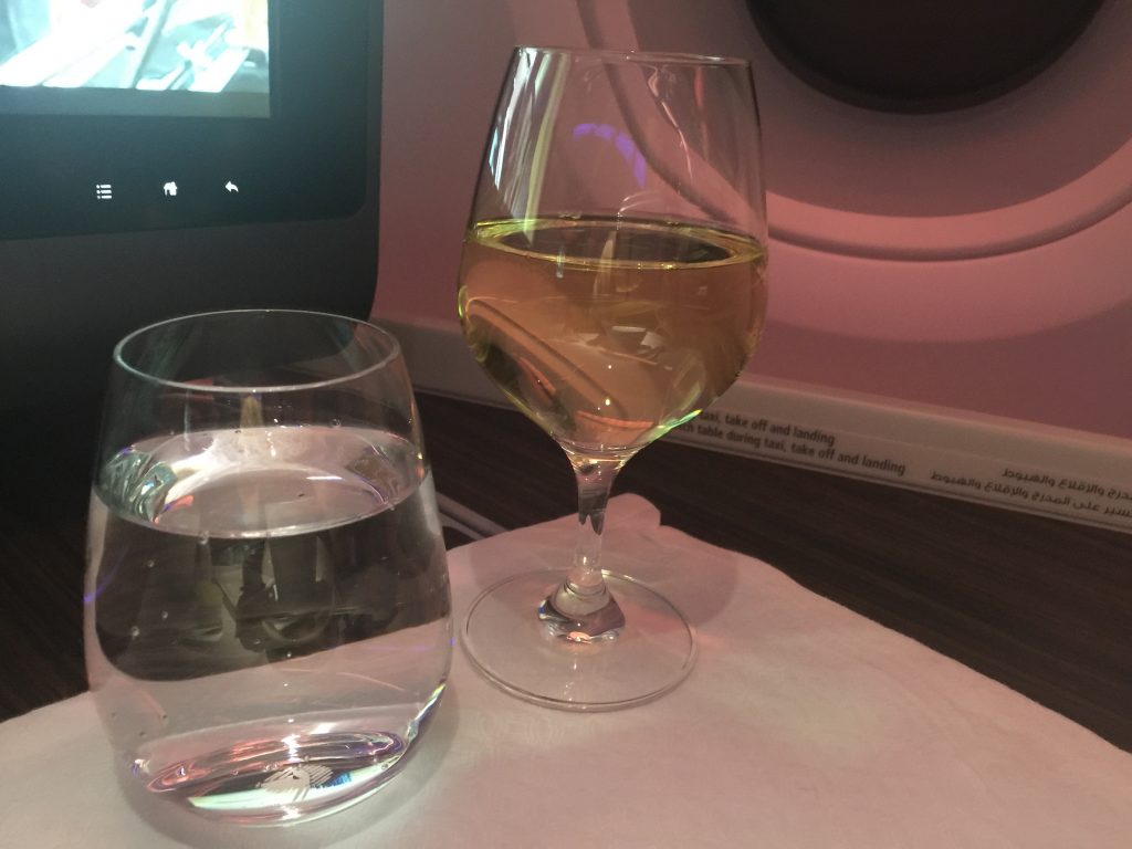 Qatar Airways A380 - wino do dania głównego