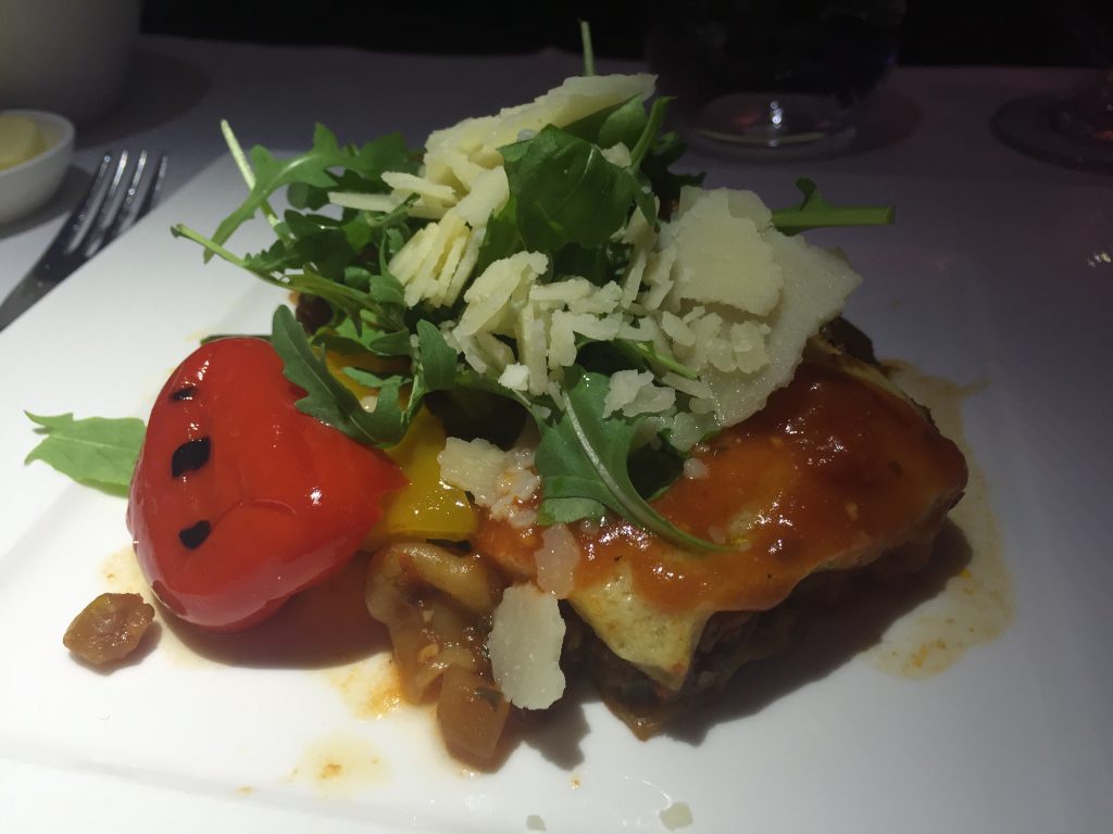 Qatar Airways A380 - - wegetariańska lazania z sosem z suszonych pomidorów