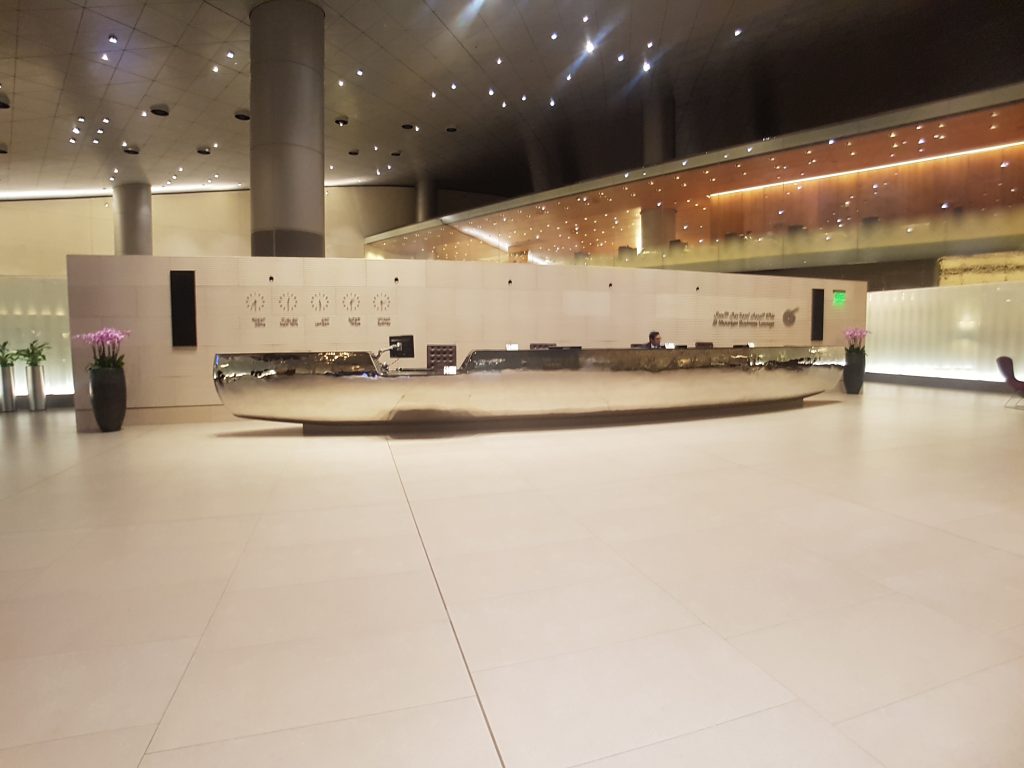 Salonik biznesowy Qatar Airways Al Mourjan Business Lounge, Doha - recepcja