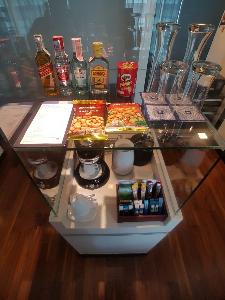 Park Plaza Bangkok Soi 18 - mini bar w apartamencie